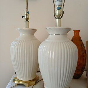 A pair of vtg mid century ribbed ivory ceramic table lamps with bronze base